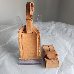 Luis Vuitton NWOT Vachetta luggage tag & Poignet set, COA